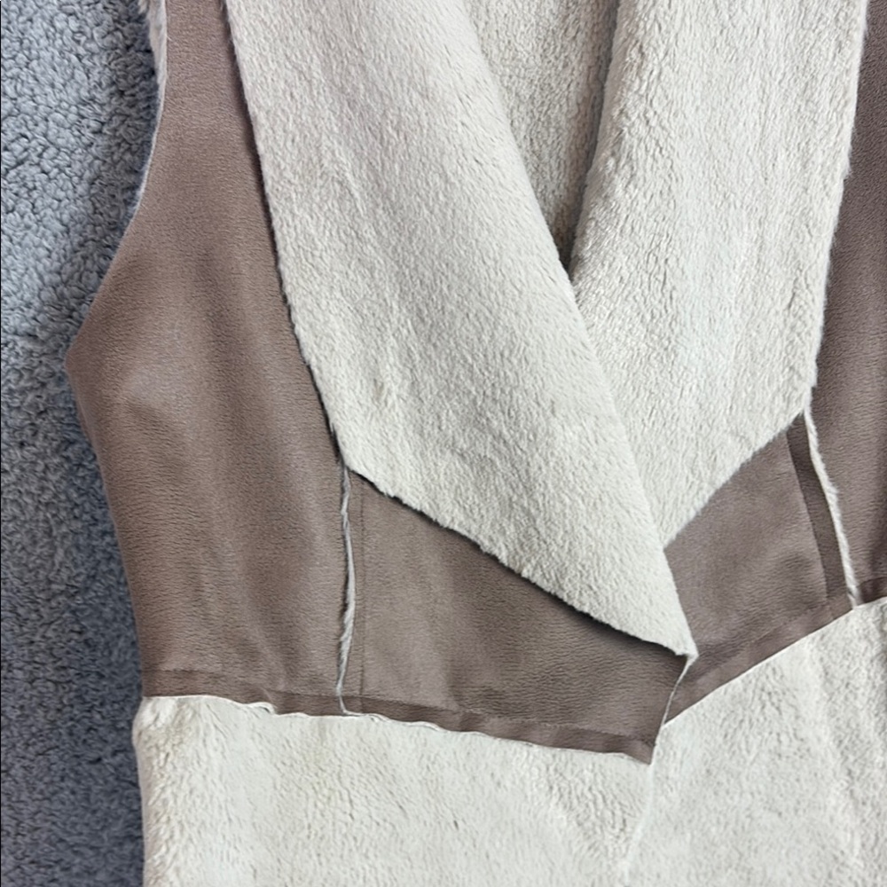 Chico's Tan and Cream Open Front Vest Textured Shawl Collar Sherpa/Suede Medium - Picture 3 of 7